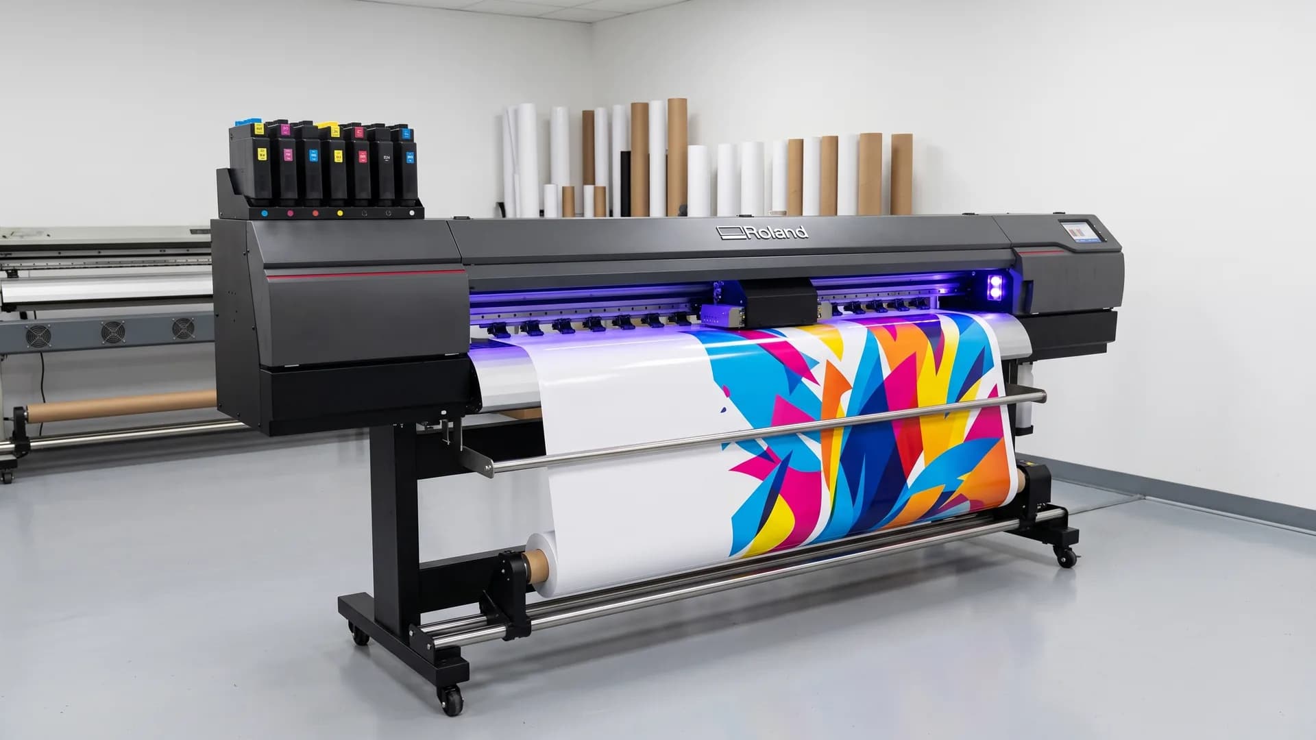 Roland UG-642 u pogonu — folija iz rolne prolazi ispod karetke sa ljubičastim UV LED lampama