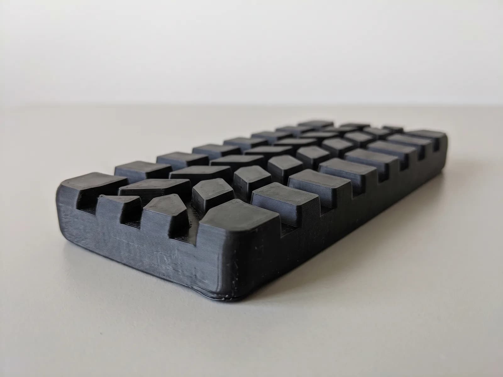 Crno TPU gazište sa dubokom šarom — 3D štampana protivklizna obloga