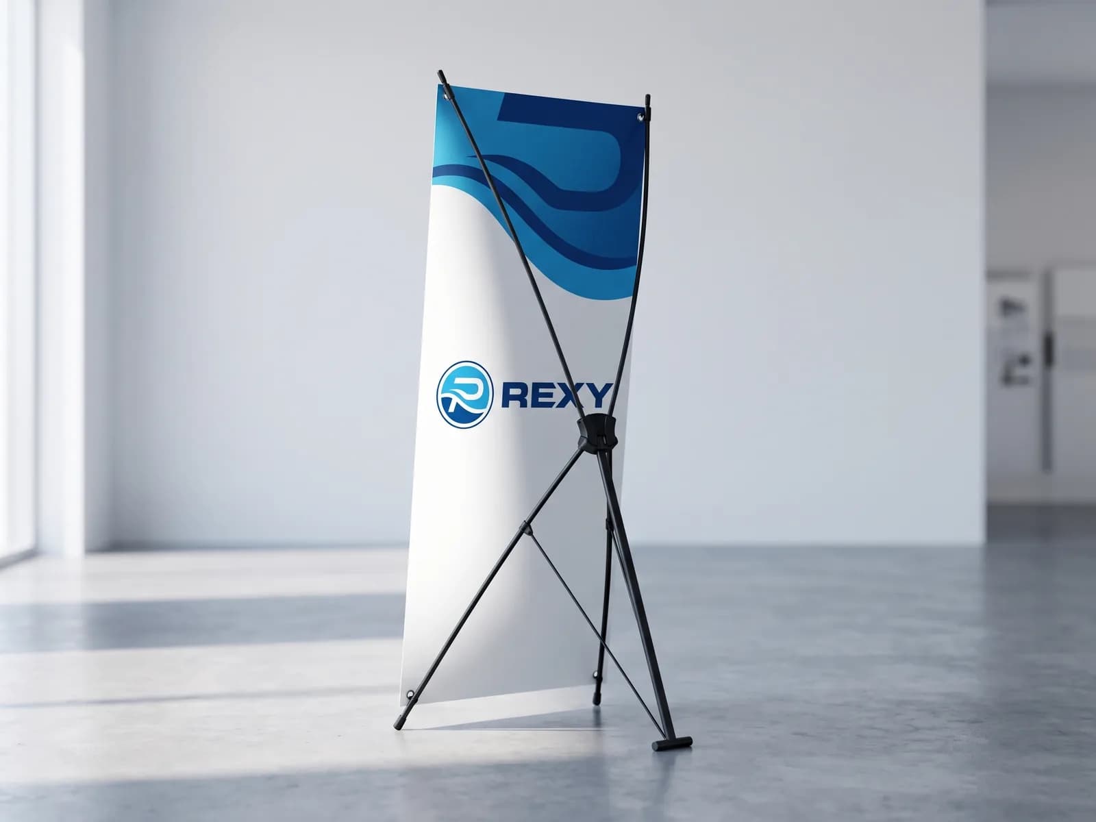 X-baner sa Rexy grafikom, snimljen sa zadnje strane — crna X konstrukcija od fiberglasa sa kukicama na sva četiri ugla