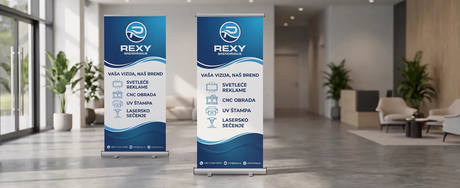 Dva Rexy roll-up banera u svetlom poslovnom holu, jedan bliže i jedan dalje